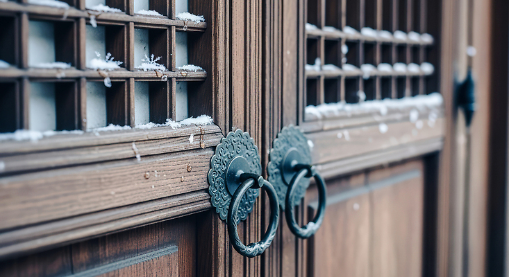 JPG 나무 편집이미지 전통 디자인 겨울 표면 한옥 주택 한국 손잡이 풍경 장식 문 대문 결 고풍 눈덮임 편집실사 식물 한국전통 계절 아시아 컨셉 고건축 무늬 건물 CG 파일형식