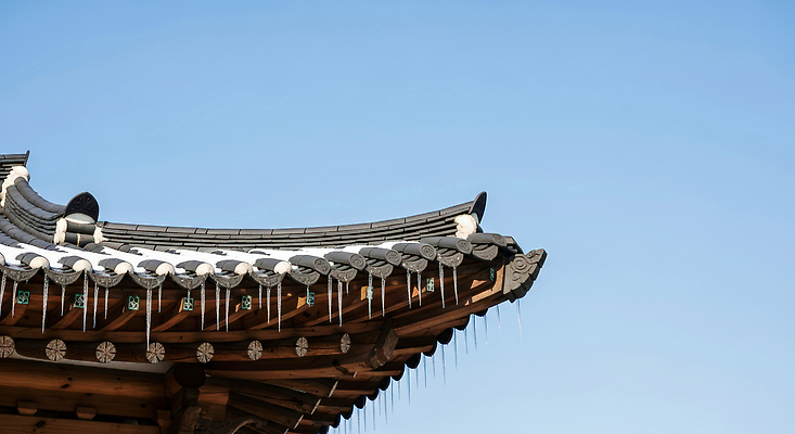 JPG 편집이미지 전통 건축물 디자인 문화 겨울 자연 하늘 지붕 한옥 한국 장식 세로 물방울 역사 떨어짐 공예 목조 기와지붕 눈덮임 편집실사 한국전통 계절 건축 아시아 컨셉 고건축 기와 취미 CG 생태계 파일형식