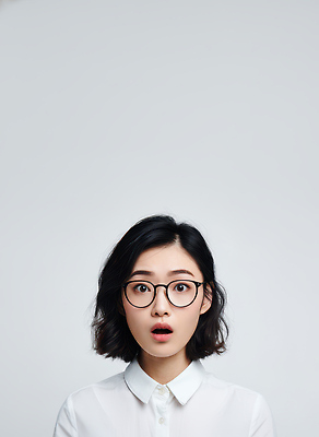 JPG 편집이미지 여자 감정 안경 백그라운드 짧은머리 표정 일상 머리 놀람 흰색 단발머리 집중 의료성형뷰티 편집실사 헤어스타일 잡화 컬러 컨셉 사람 라이프 신체부위 CG 파일형식