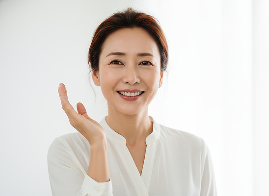 JPG 편집이미지 여자 감정 중년 포즈 표시 실내 미소 웃음 사람 손짓 피부 장면 순간 의료성형뷰티 편집실사 AI인물포토 AI콘텐츠 모션 표정 성인 내부 신체부위 CG 파일형식 AI포토