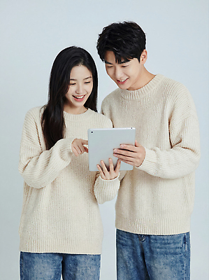 JPG 편집이미지 커플 신혼부부 모션 기술 웃음 사람 친구 태블릿 스크린 스웨터 즐거움 소통 나란히 신혼생활 정책 의료성형뷰티 스타일 편집실사 AI인물포토 AI콘텐츠 부부 감정 컨셉 상의 관계 표정 전자제품 스마트기기 CG 신혼 파일형식 AI포토