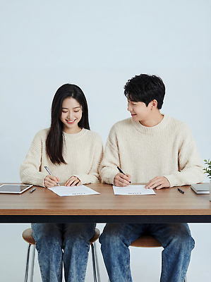 JPG 편집이미지 신혼부부 탁자 커뮤니케이션 협력 이야기 대화 앉기 두명 사무실 작업 집중 문서 서명 신혼생활 정책 의료성형뷰티 편집실사 AI인물포토 AI콘텐츠 부부 가구 컨셉 비즈니스 모션 말하기 사람 CG 신혼 파일형식 AI포토