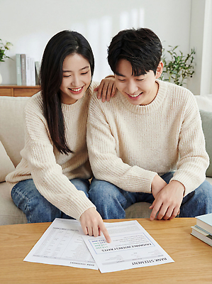 JPG 편집이미지 커플 거실 신혼부부 탁자 주택 한국 표정 대화 생활 친구 소파 자료 분위기 집중 동료 신혼생활 정책 의료성형뷰티 편집실사 AI인물포토 AI콘텐츠 부부 아시아 가구 컨셉 의자 관계 말하기 건물 CG 신혼 파일형식 AI포토