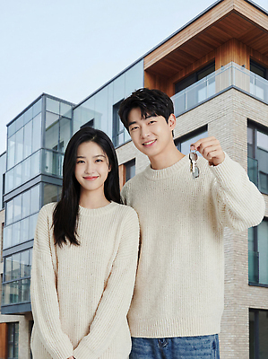 JPG 편집이미지 라이프스타일 부부 여자 남자 행복 가족 신혼부부 열쇠 설계 건물 외투 공간 도시 이사 신혼생활 정책 의료성형뷰티 편집실사 AI인물포토 AI콘텐츠 건축물 커플 감정 컨셉 상의 관계 사람 생활 CG 신혼 파일형식 AI포토