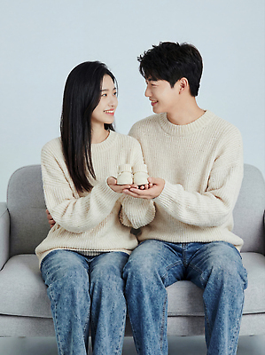 JPG 편집이미지 손 커플 여자 남자 행복 포즈 신혼부부 함께함 대화 사랑 소파 스웨터 신혼생활 정책 의료성형뷰티 편집실사 AI인물포토 AI콘텐츠 부부 감정 컨셉 상의 의자 관계 말하기 사람 신체부위 CG 신혼 파일형식 AI포토