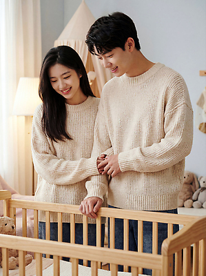 JPG 편집이미지 가족 신혼부부 따뜻함 사랑 웃음 인테리어 부모 손잡기 임산부 방 침대 아기 대기 분위기 신혼생활 아기침대 월요일 정책 의료성형뷰티 편집실사 AI인물포토 AI콘텐츠 디자인 부부 감정 가구 컨셉 관계 모션 표정 사람 임신 아기용품 CG 신혼 요일 파일형식 AI포토