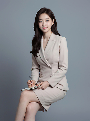 JPG 편집이미지 옷 여자 교육 생각 비즈니스 앉기 정장 사무실 펜 공책 작업 비즈니스우먼 집중 교감 베이지색 세미나 전문 의료성형뷰티 편집실사 컬러 컨셉 모션 문구용품 사람 필기구 직장인 CG 파일형식