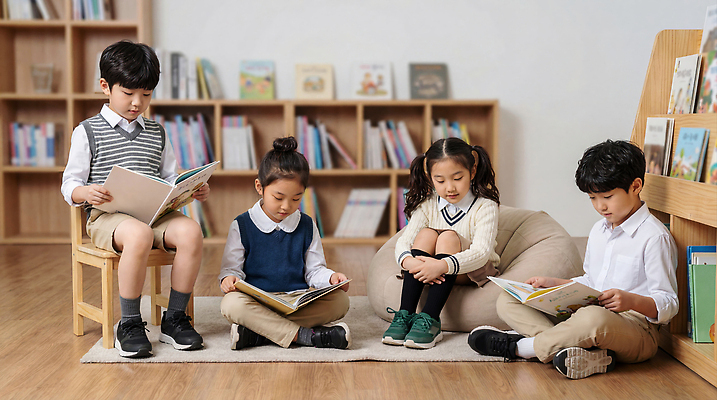 JPG 편집이미지 교육 초등학생 어린이 교실 모션 책 학습 독서 시간 그룹 도서관 편안함 집중 읽기 즐거움 신학기 의료성형뷰티 편집실사 AI인물포토 AI콘텐츠 학생 감정 컨셉 학교 사람 감각 CG 파일형식 AI포토