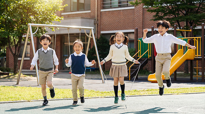 JPG 편집이미지 초등학생 학교 모션 놀이 초등학교 친구 달리기 운동장 유치원 미끄럼틀 즐거움 신학기 그네 줄넘기 오후 의료성형뷰티 편집실사 AI인물포토 AI콘텐츠 학생 교육 감정 스포츠시설 관계 사람 운동 공간 놀이기구 CG 파일형식 AI포토