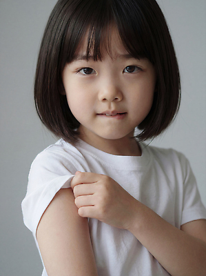 JPG 편집이미지 헤어스타일 얼굴 어린이 모션 실내 병원 미소 소녀 소년 카메라 촬영 방 아기 팔 의료성형뷰티 편집실사 AI인물포토 AI콘텐츠 여자 남자 의학 표정 사람 내부 신체부위 전자제품 CG 파일형식 AI포토