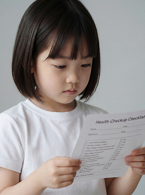 JPG 편집이미지 손 교육 어린이 백그라운드 티셔츠 모션 건강 병원 독서 질문 체크표시 점검 건강검진 응답 체크리스트 의료성형뷰티 편집실사 AI인물포토 AI콘텐츠 셔츠 의학 사람 신체부위 CG 확인 검사_조사 파일형식 AI포토