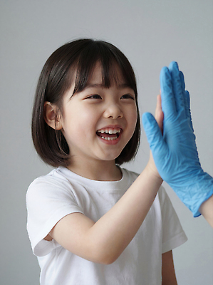 JPG 편집이미지 손 교육 어린이 모션 청소년 건강 병원 웃음 안전 학습 체험 보호 기초 소통 참여 프로그램 의료성형뷰티 편집실사 AI인물포토 AI콘텐츠 컨셉 의학 표정 사람 신체부위 CG 파일형식 AI포토