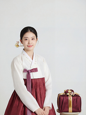 JPG 편집이미지 전통 옷 여자 명절 기념일 문화 백그라운드 포장 새해 한국 선물 미소 이벤트 설날 촬영 한복 조화 의료성형뷰티 편집실사 AI인물포토 AI콘텐츠 한국전통 아시아 표정 사람 전통의상 CG 파일형식 AI포토