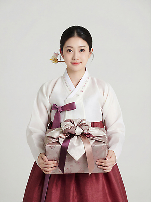 JPG 편집이미지 전통 손 여자 명절 기념일 문화 포장 새해 한국 선물 미소 이벤트 설날 다정 기쁨 축하 한복 의료성형뷰티 편집실사 AI인물포토 AI콘텐츠 한국전통 감정 아시아 컨셉 표정 사람 신체부위 전통의상 CG 파일형식 AI포토