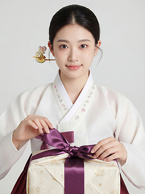 JPG 편집이미지 손 여자 명절 리본 문화 컬러 포장 새해 한국 표정 선물 설날 카메라 전통의상 한복 오브젝트 뷰티풀 의료성형뷰티 편집실사 한국전통 전통 기념일 아시아 사람 신체부위 전자제품 CG 파일형식