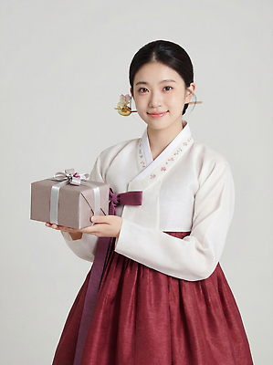 JPG 편집이미지 전통 손 여자 명절 기념일 리본 문화 백그라운드 포장 새해 선물 미소 이벤트 상자 설날 축제 한복 의료성형뷰티 편집실사 AI인물포토 AI콘텐츠 한국전통 표정 사람 신체부위 전통의상 CG 파일형식 AI포토