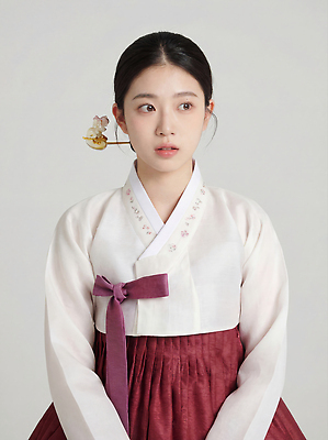 JPG 편집이미지 전통 옷 명절 기념일 문화 새해 한국 실내 표정 소녀 이벤트 장식 설날 머리 한복 조용 의료성형뷰티 스타일 편집실사 한국전통 여자 아시아 어린이 내부 신체부위 전통의상 CG 파일형식