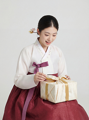 JPG 편집이미지 전통 손 여자 명절 문화 포장 새해 한국 선물 웃음 설날 축제 기쁨 한복 연령 세배 머리장식 의료성형뷰티 편집실사 한국전통 기념일 감정 아시아 표정 사람 신체부위 장식 절_인사 전통의상 CG 파일형식