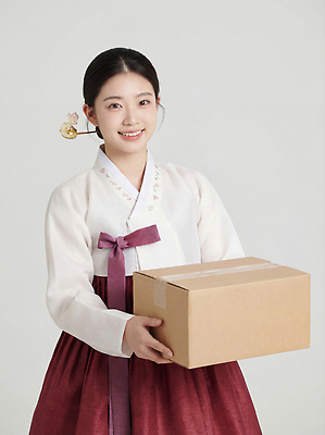 JPG 편집이미지 손 옷 여자 명절 문화 백그라운드 포장 새해 기념 한국 웃음 이벤트 상자 설날 전통의상 한복 전달 의료성형뷰티 편집실사 한국전통 전통 기념일 아시아 표정 사람 신체부위 CG 파일형식