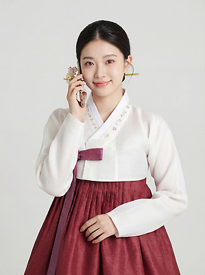 JPG 편집이미지 전통 옷 여자 명절 문화 장신구 스튜디오 새해 서울 한국 미소 설날 한복 전화기 소통 의료성형뷰티 스타일 편집실사 AI인물포토 AI콘텐츠 한국전통 기념일 아시아 컨셉 표정 사람 전통의상 CG 파일형식 AI포토
