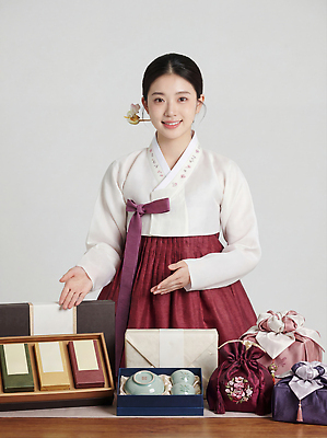 한국전통 전통 명절 기념일 아시아 사람 손짓 신체부위 전통의상 CG 파일형식 한복 선물 여자 안내 상자 포장 한국 문화 이벤트 손 가리킴 컬러 재료 편집실사 JPG 편집이미지 의료성형뷰티 설날 새해