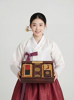 JPG 편집이미지 전통 여자 명절 기념일 문화 포장 모션 새해 한국 웃음 상자 설날 카메라 축제 전통의상 한복 달떡 의료성형뷰티 편집실사 AI인물포토 AI콘텐츠 한국전통 아시아 표정 사람 이벤트 전자제품 CG 파일형식 AI포토