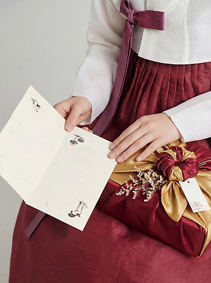 JPG 편집이미지 문자 전통 손 옷 명절 문화 가방 가족 결혼식 새해 한국 이벤트 친구 설날 한복 편지 목요일 세리머니 의료성형뷰티 편집실사 AI인물포토 AI콘텐츠 한국전통 잡화 기념일 아시아 결혼 관계 신체부위 전통의상 CG 요일 파일형식 AI포토