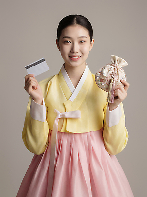 JPG 편집이미지 전통 옷 여자 패션 문화 백그라운드 한국 건강 미소 지갑 한복 수납 의료성형뷰티 편집실사 한국전통 아시아 표정 사람 전통의상 CG 파일형식