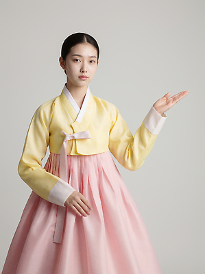 JPG 편집이미지 전통 손 옷 여자 패션 문화 분홍색 포즈 백그라운드 스튜디오 한국 노란색 한복 뷰티풀 의료성형뷰티 편집실사 한국전통 아시아 컬러 사람 신체부위 전통의상 CG 파일형식