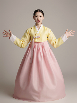 한국전통 전통 감정 아시아 컬러 하의 사람 내부 신체부위 전통의상 한복 CG 파일형식 여자 노란색 분홍색 저고리 치마 기쁨 실내 포즈 한국 축제 문화 옷 손 편집실사 JPG 편집이미지 의료성형뷰티