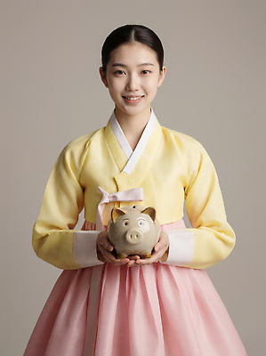 JPG 편집이미지 전통 옷 문화 분홍색 가정 한국 웃음 소녀 이벤트 노란색 기쁨 저축 저금통 돼지 한복 의료성형뷰티 편집실사 한국전통 여자 감정 아시아 어린이 컬러 포유류 표정 금융 전통의상 CG 파일형식