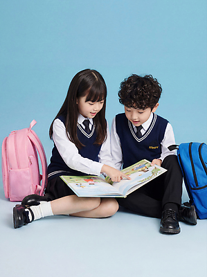 JPG 편집이미지 초등학생 어린이 가방 학교 모션 대화 설명 앉기 책 파란색 친구 읽기 그림책 의료성형뷰티 편집실사 AI인물포토 AI콘텐츠 학생 잡화 교육 컬러 관계 말하기 사람 CG 파일형식 AI포토