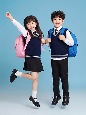 학생 잡화 옷 여자 교육 남자 감정 어린이 컬러 관계 표정 사람 CG 파일형식 학교 가방 교복 포즈 웃음 친구 소년 소녀 행복 학습 모션 백그라운드 파란색 편집실사 JPG 편집이미지 초등학생 의료성형뷰티