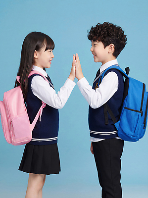 학생 손 잡화 옷 여자 교육 남자 감정 컬러 관계 표정 사람 CG 파일형식 초등학생 남학생 여학생 손바닥 가방 파란색 분홍색 학교 친구 모션 교복 어린이 웃음 즐거움 상호작용 편집실사 JPG 편집이미지 의료성형뷰티