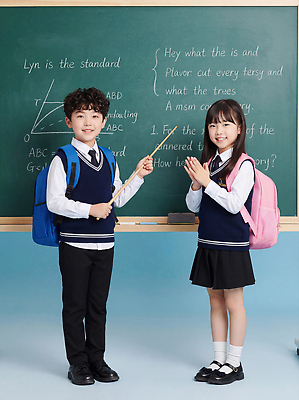 JPG 편집이미지 학생 초등학생 어린이 분홍색 가방 교실 초등학교 대화 서기 웃음 파란색 친구 학습 칠판 아동복 의료성형뷰티 편집실사 AI인물포토 AI콘텐츠 잡화 옷 교육 컬러 학교 관계 모션 표정 말하기 사람 CG 파일형식 AI포토