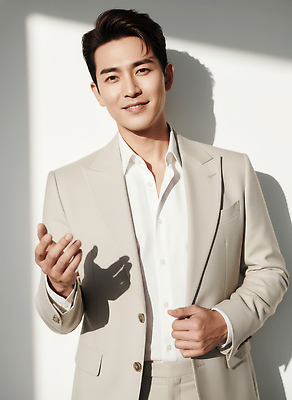 JPG 편집이미지 손 패션 남자 포즈 조명 미소 사람 정장 캐주얼 귀여움 비즈니스맨 자신감 분위기 의료성형뷰티 스타일 편집실사 AI인물포토 AI콘텐츠 클라우드댄서 옷 감정 컨셉 비즈니스 표정 신체부위 직장인 CG 파일형식 트렌드컬러 AI포토 2026트렌드