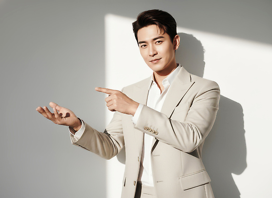 JPG 편집이미지 남자 포즈 손가락 조명 표정 정장 촬영 가리킴 비즈니스맨 방향 위치 단순화된 소프트 의료성형뷰티 편집실사 AI인물포토 AI콘텐츠 클라우드댄서 손 옷 비즈니스 사람 손짓 직장인 CG 파일형식 트렌드컬러 AI포토 2026트렌드