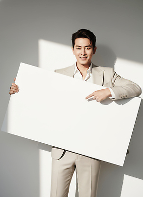 JPG 모델 편집이미지 남자 포즈 조명 실내 웃음 사람 정장 촬영 공백 표현 판넬 비즈니스맨 알림 프레젠테이션 이미지 의료성형뷰티 편집실사 AI인물포토 AI콘텐츠 클라우드댄서 옷 비즈니스 표정 내부 직장인 CG 파일형식 트렌드컬러 AI포토 2026트렌드