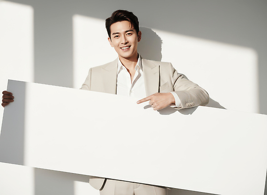 JPG 모델 편집이미지 남자 포즈 미소 사람 손짓 카메라 촬영 비즈니스맨 알림 흰배경 보여주기 의료성형뷰티 스타일 편집실사 AI인물포토 AI콘텐츠 클라우드댄서 백그라운드 비즈니스 모션 표정 전자제품 흰색 직장인 CG 파일형식 트렌드컬러 AI포토 2026트렌드