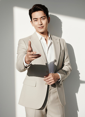 JPG 모델 편집이미지 손 패션 남자 포즈 비즈니스 실내 정장 카메라 촬영 회색 비즈니스맨 의료성형뷰티 스타일 편집실사 AI인물포토 AI콘텐츠 클라우드댄서 옷 컬러 사람 내부 신체부위 전자제품 직장인 CG 파일형식 트렌드컬러 AI포토 2026트렌드