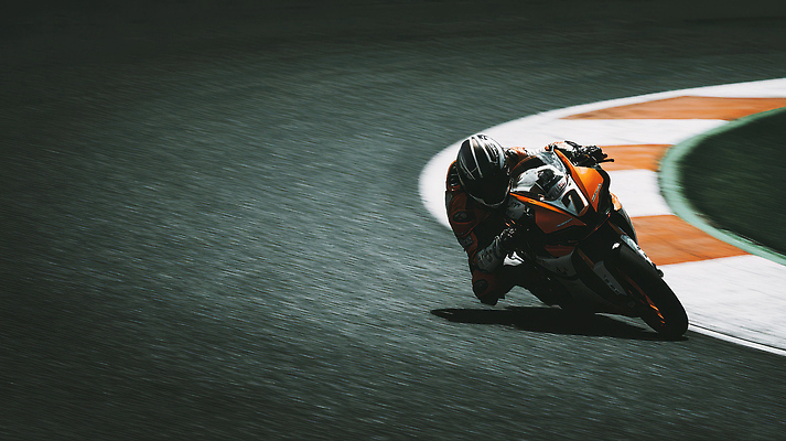 JPG 편집이미지 도로 곡선 운동 오토바이 레이싱 운전사 코너 헬멧 안전장비 속도 주행 라이딩 오토바이경주 의료성형뷰티 편집실사 AI포토 AI콘텐츠 직업 길 선 교통시설 건강 안전 경기 시합 바이크 장비 보호장비 CG 파일형식