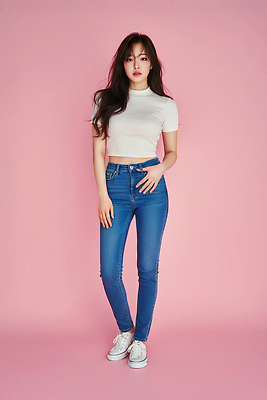 컬러 신발 셔츠 바지 사람 라이프 신체부위 CG 파일형식 여자 모델 분홍색 백그라운드 청바지 티셔츠 운동화 촬영 포즈 패션 스타일 일상 머리 편집실사 JPG 편집이미지 의료성형뷰티