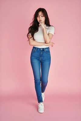 JPG 모델 편집이미지 긴머리 여자 패션 분홍색 포즈 백그라운드 티셔츠 일상 캐주얼 흰색 청바지 뷰티풀 의료성형뷰티 스타일 편집실사 헤어스타일 옷 컬러 셔츠 바지 사람 라이프 CG 파일형식