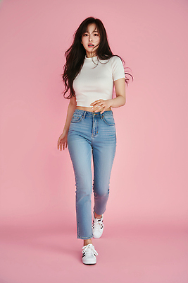 JPG 모델 편집이미지 옷 패션 길 분홍색 백그라운드 모션 표정 사람 걷기 사진촬영 청바지 스웨터 의료성형뷰티 스타일 편집실사 컬러 상의 바지 촬영 CG 파일형식