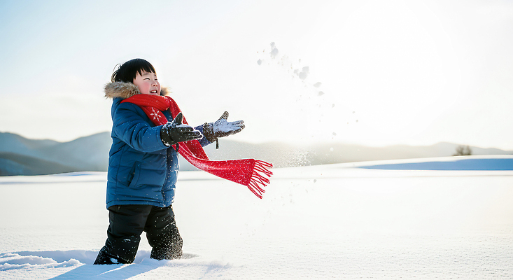 JPG 편집이미지 손 행복 어린이 겨울 모션 놀이 하늘 산 야외 공중 설원 눈 즐거움 눈덩이 의료성형뷰티 편집실사 자연요소 계절 감정 날씨 눈_날씨 사람 신체부위 CG 파일형식
