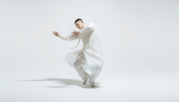 JPG 편집이미지 패션 남자 예술 포즈 신체 모션 스튜디오 공연 댄서 흰색 표현 춤 소통 리듬 창의성 스타일 편집실사 AI인물포토 AI콘텐츠 클라우드댄서 직업 컬러 컨셉 문화예술 사람 이벤트 CG 파일형식 트렌드컬러 AI포토 2026트렌드