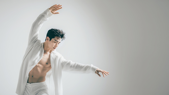 JPG 편집이미지 옷 남자 예술 포즈 모션 사람 공연 댄서 무대 흰색 표현 춤 시간 편집실사 AI인물포토 AI콘텐츠 클라우드댄서 직업 컬러 문화예술 이벤트 CG 파일형식 트렌드컬러 AI포토 2026트렌드