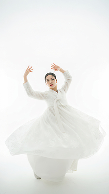 직업 한국전통 전통 컬러 문화예술 사람 이벤트 전통의상 CG 파일형식 트렌드컬러 2026트렌드 춤 한복 여자 공연 예술 문화 무대 표현 포즈 흰색 음악 클라우드댄서 편집실사 JPG 편집이미지 댄서