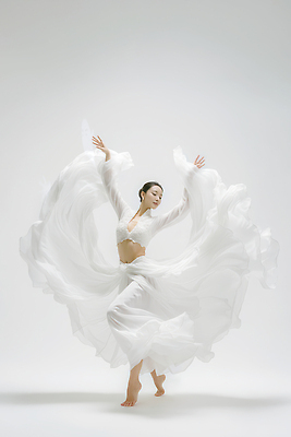 JPG 편집이미지 여자 예술 포즈 백그라운드 신체 모션 조명 공연 댄서 자유 표현 춤 흰옷 비율 치맛자락 스타일 편집실사 AI인물포토 AI콘텐츠 클라우드댄서 직업 옷 컨셉 문화예술 사람 이벤트 치마 CG 파일형식 트렌드컬러 AI포토 2026트렌드