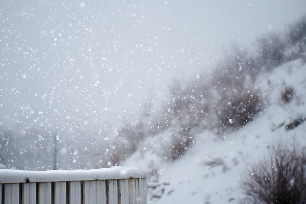 JPG 편집이미지 겨울 자연 날씨 산 풍경 고요 흰색 눈송이 산기슭 기온 편집실사 AI포토 AI콘텐츠 계절 컬러 눈_날씨 CG 생태계 파일형식